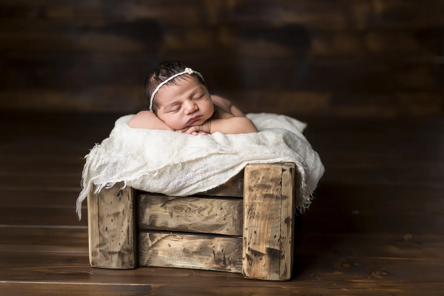 Baby slaapt op haar buik tijdens haar newbornshoot