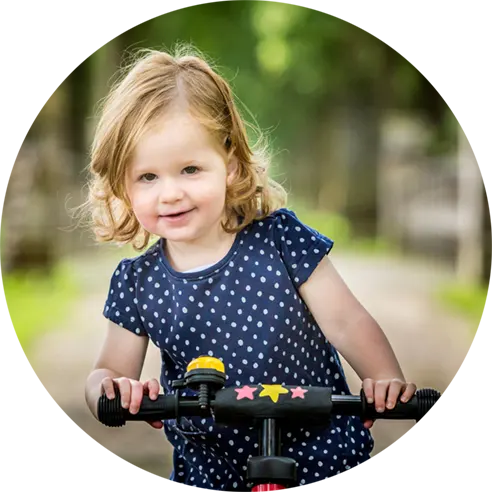 Meisje kijkt recht de camera in terwijl ze haar step vasthoudt.