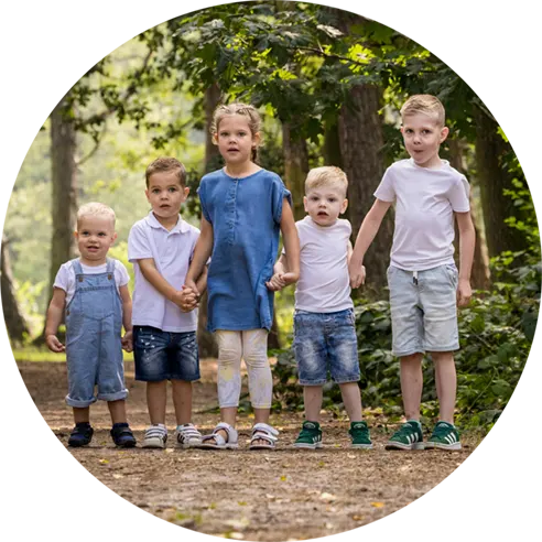 Vijf kinderen staan naast elkaar.