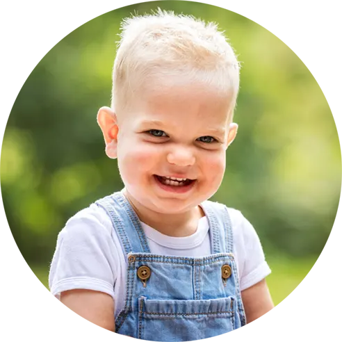 Peuter lacht recht in de camera