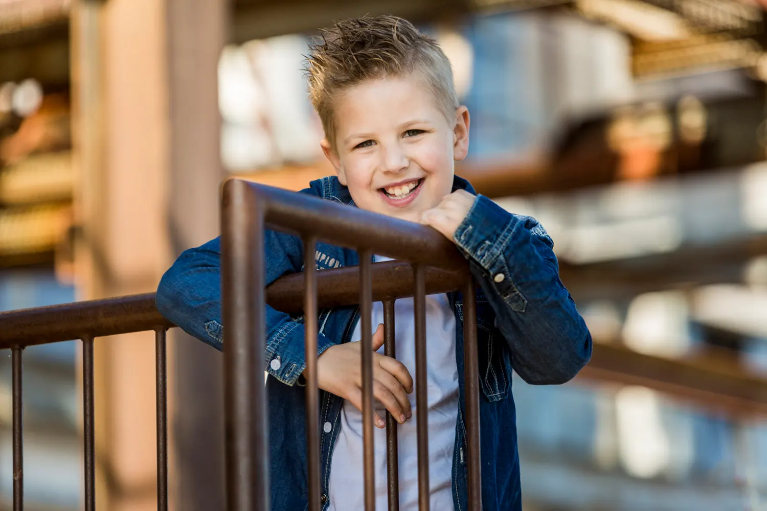 Jongen kijkt naar de camera tijdens een fotoshoot.