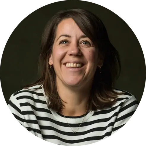 Vrouw kijkt vrolijk de camera in